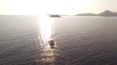 Beyaz yelkenli yatı Mamula adasına doğru açık denize açılıyor. 