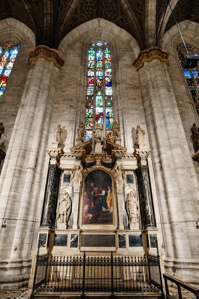 Ikone auf einem Sockel, umgeben von Engeln in der Nähe eines Kirchenfensters im Dom. Mailand, Italien — Stockfoto