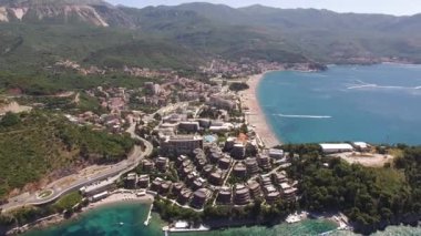 Deniz kenarındaki yeşilliğin ortasında Dukley Otel kompleksinin en üst manzarası. Karadağ