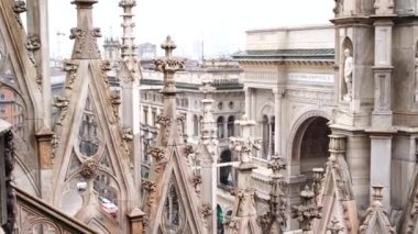 Duomo 'nun çatısına oyulmuş taş kuleler. Milan, İtalya