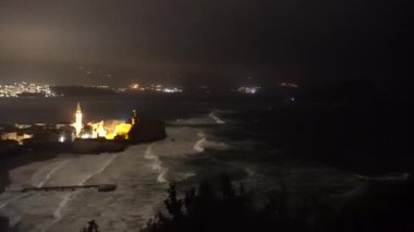 Geceleri Budva 'nın eski bir kasabası aydınlanıyor. Panorama