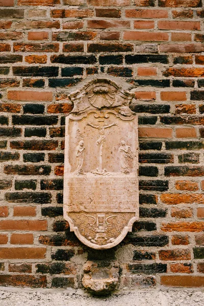 Pedra tumular com inscrições na igreja. Munique, Alemanha — Fotografia de Stock