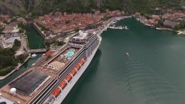 Kotor kasabası yakınlarında büyük bir yolcu gemisinin havuzlarıyla güverte manzarası