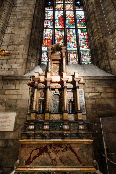 Statuen unter Buntglasfenstern im Dom. Mailand, Italien — Stockfoto