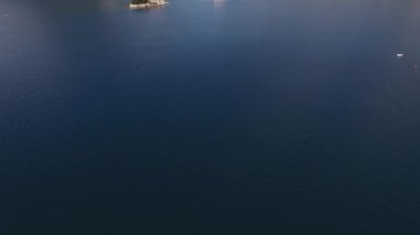 Perast 'tan Kotor Körfezi' ndeki adalara bak
