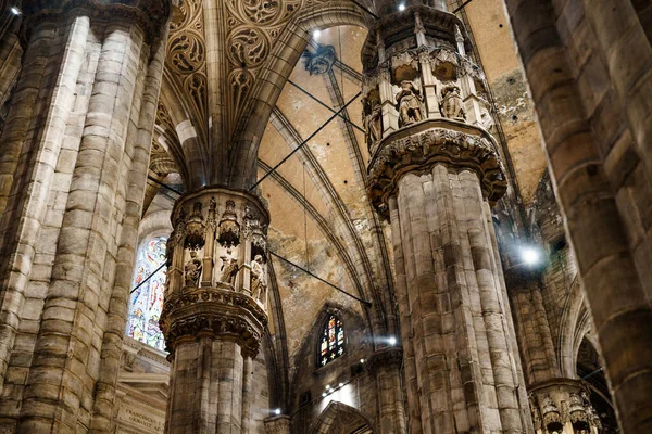 Hohe geschnitzte Säulen unter der gewölbten Decke des Doms. Italien, Mailand — Stockfoto