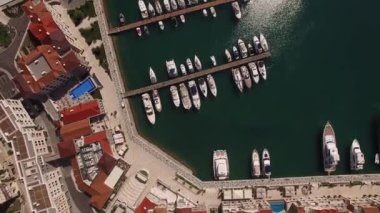 Lustica Körfezi 'ndeki yat iskelesinin yanındaki Marina Village binalarının insansız hava aracı görüntüsü.