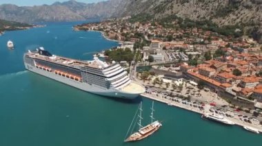 Deniz kıyısındaki eski Kotor kasabası