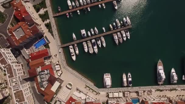 Drone widok budynków Marina Village obok przystani jachtowej w zatoce Lustica — Wideo stockowe
