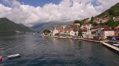 Eski Perast kasabası Kotor Körfezi kıyıları boyunca uzanır. Karadağ