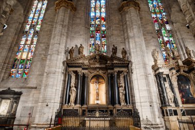 Duomo 'daki mozaik camların altındaki heykeller arasında çarmıha gerilme. Milan, İtalya