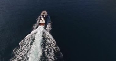 Motorlu tekne Gospa od Skrpjela adasına doğru yelken açar. Arka plan