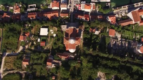 교회의 지붕 (Roof of the Church of the Lady Birth) 은 Prcanj 에 있는 오래 된 집 들에 둘러쌓여 있다. 드론 — 비디오
