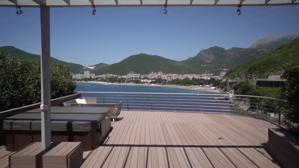 Uitzicht vanaf het terras van het hotel naar de baai en de kust van Budva — Stockvideo
