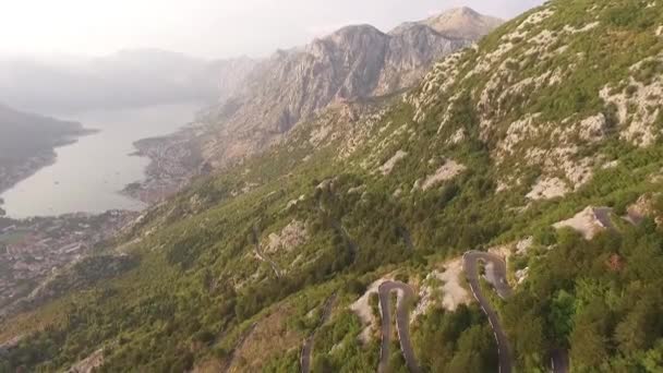 Camino sinuoso en lo alto de las montañas de Montenegro — Vídeos de Stock