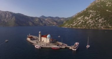 Gemiler Gospa od Skrpjela adasına demirlediler. İHA