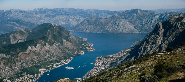 Das Kreuzfahrtschiff liegt in der Bucht von Kotor vor der Kulisse der Berge. Lovcen, Montenegro — Stockfoto