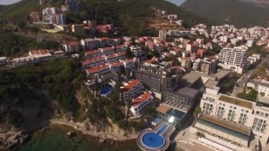 Budva kıyısındaki modern oteller. İHA