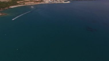 Lustica Körfezi ve Marina Köyü 'nün panoramik manzarası. İHA