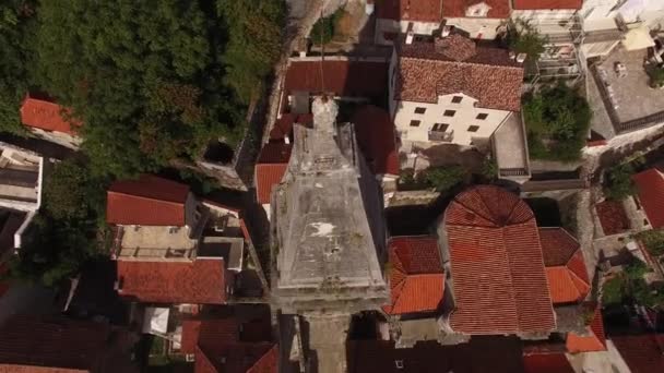Spire av klocktornet i St Nicholas Church mot bakgrund av bergen. Perast, Montenegro — Stockvideo