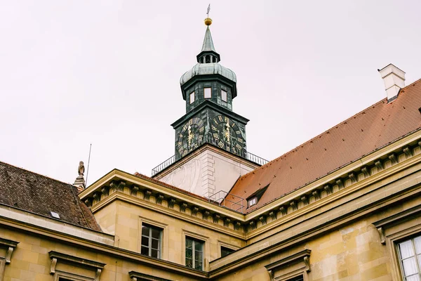 Münchner Residenzturm mit Uhr an der Fassade — Stockfoto