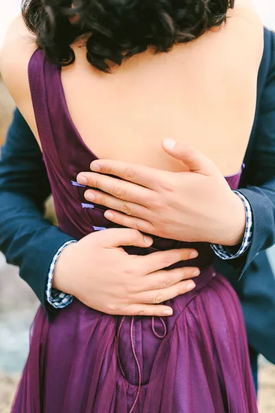 Adam, belinde leylak bir elbise olan kadına sarılıyor. Yakın plan. — Stok fotoğraf