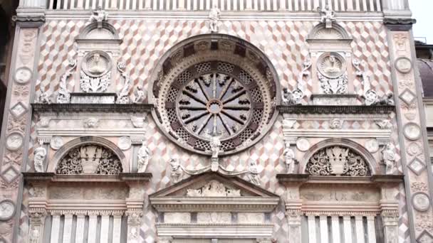Красивый фасад часовни Коллеони в Бергамо. Италия — стоковое видео