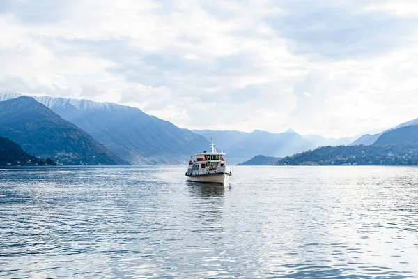 Ferry flutua no Lago de Como contra o pano de fundo das montanhas. Itália — Fotografia de Stock