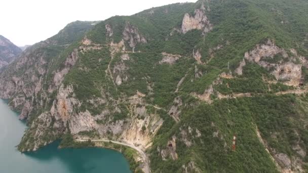 Autoroutes dans les montagnes au-dessus du lac Piva — Video