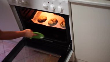 Hazır Amerikan çikolatalı kurabiyeleri fırından çıkarıldı.