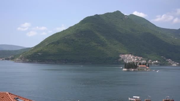 Panoramatický výhled na ostrovy v zátoce Kotor od pobřeží — Stock video