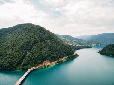 Piva Gölü boyunca köprü ve yol. Karadağ. İHA
