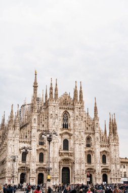 Duomo Katedrali 'nin mermer cephe manzarası. İtalya, Milan