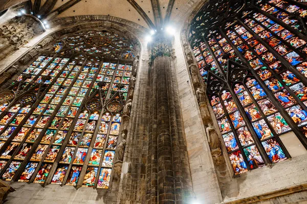 Gewölbe aus farbigen Glasfenstern zwischen den Säulen des Doms. Italien, Mailand — Stockfoto