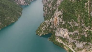 Piva Gölü üzerinde ormanla kaplı Rocky dağları. İHA