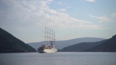 Büyük yelkenli Kotor Körfezi 'nde yüzüyor. Karadağ