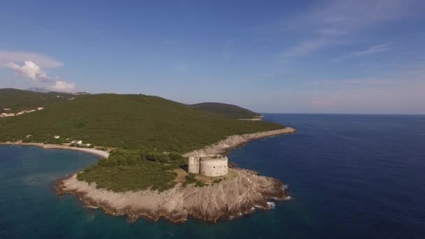 Widok drona twierdzy Arza u ujścia Boka Kotorska — Wideo stockowe