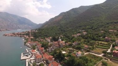 Kotor Körfezi kıyısındaki antik Prcanj kasabası. İHA
