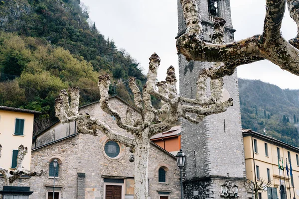 Церковь Святого Георгия в городе Варенна. Озеро Комо, Италия — стоковое фото