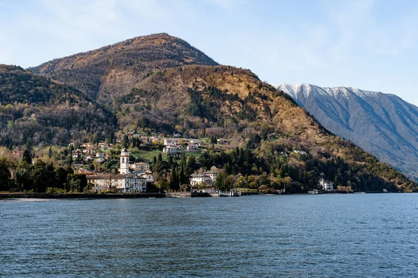Gammal villa vid stranden av sjön Como i Italien — Stockfoto