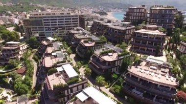 Dukley Club Oteli, deniz kıyısında yeşil bir bahçede.