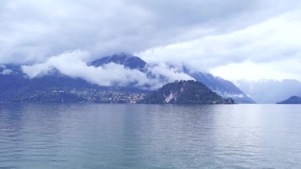 Niedrige Wolken über den Alpenbergen. Comer See, Italien — Stockvideo