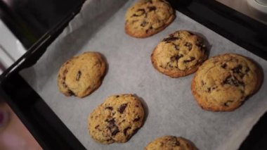 Masada hazır çikolatalı kurabiyeler var.