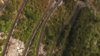 Karadağ 'ın yüksek dağlarında dolambaçlı yılan yolu