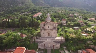 Prcanj 'daki Our Lady Birth Kilisesi' nin mimarisinin güzel manzarası.