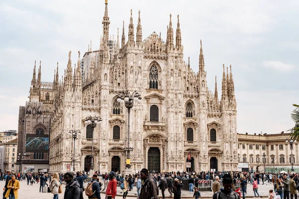 Şehrin merkezindeki Duomo Katedrali 'nin mermer cephesi. İtalya, Milan