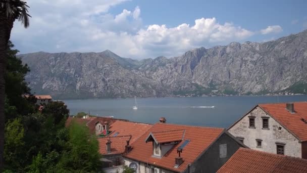 Θέα από την οροφή του σπιτιού προς τον κόλπο με φόντο τα βουνά. Πρτσάνι, Μαυροβούνιο — Αρχείο Βίντεο
