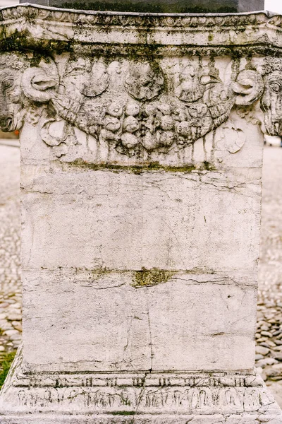 Columna de mármol blanco antiguo con patrones — Foto de Stock