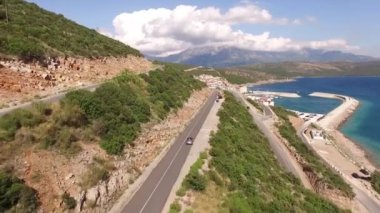 Lustica körfezinin yukarısındaki otoyol boyunca giden aracın drone görüntüsü.