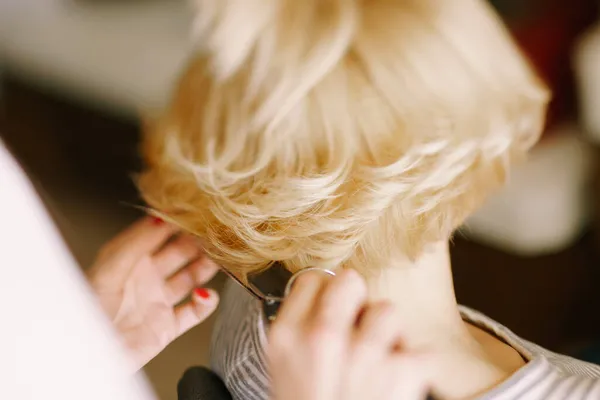 Fryzjer loki dziewczyny krótkie włosy z lokówki. Zbliżenie. Widok z tyłu — Zdjęcie stockowe